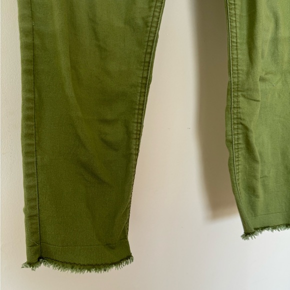 Jordache Green Cropped Pants - Picture 5 of 7